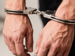Гражданин с битой отобрал наручники у инспектора ДПС: суд вынес приговор